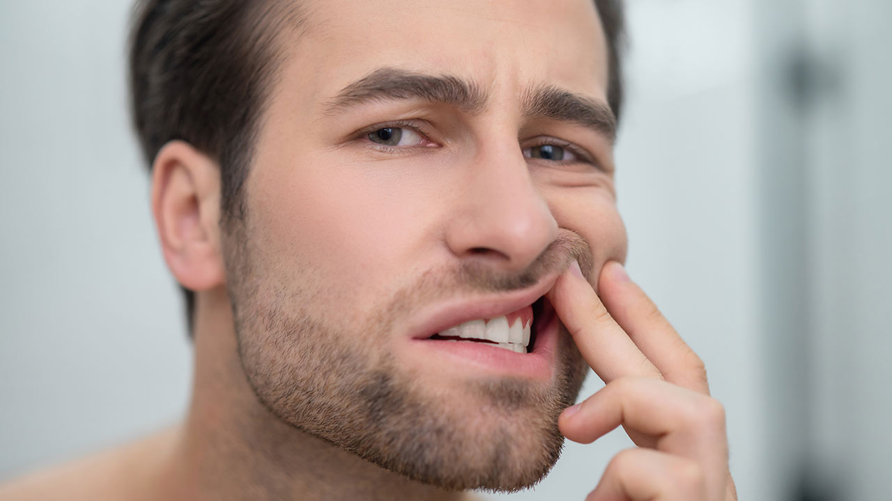 ماذا يشير نزيف اللثة؟ متى يجب عليك زيارة الطبيب؟