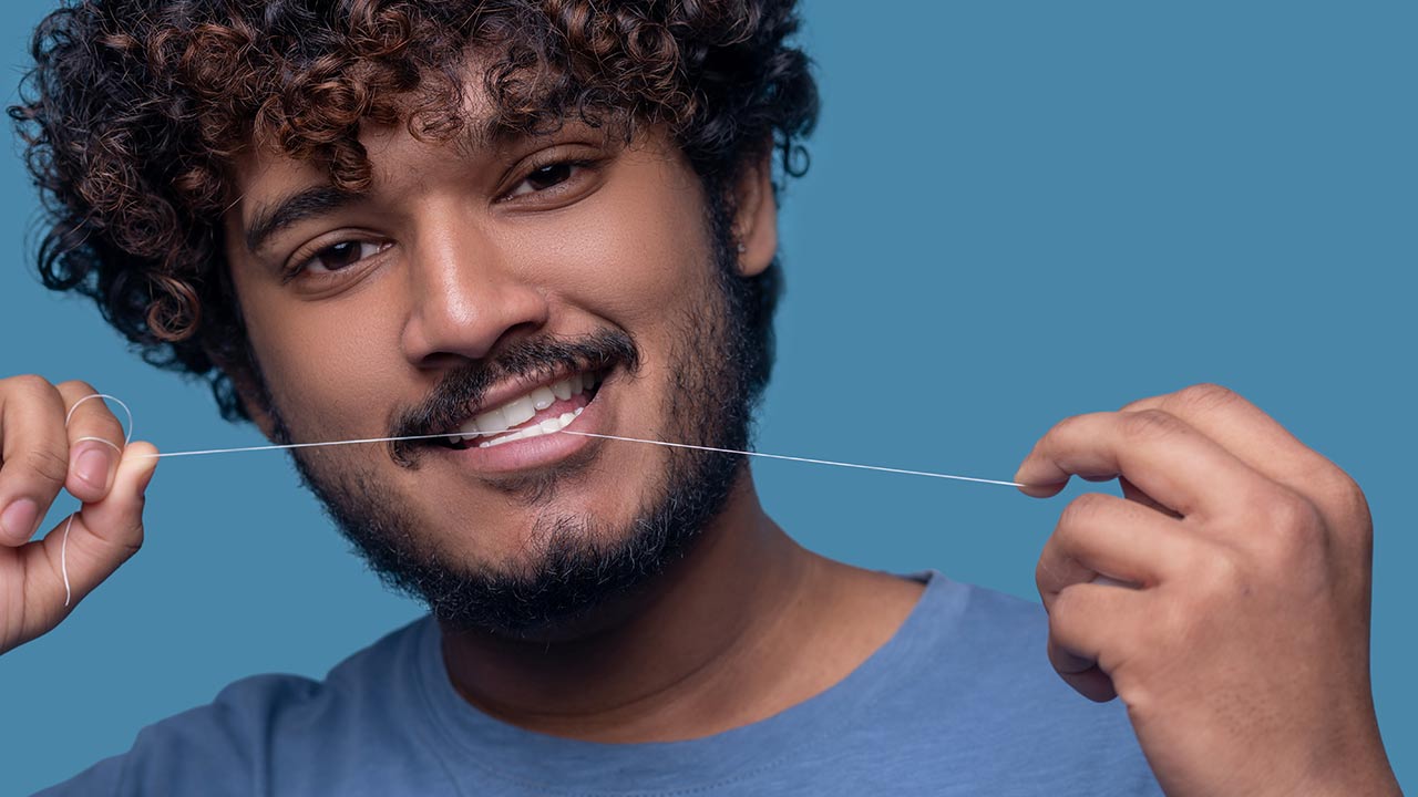 دليل استخدام خيط تنظيف الأسنان: لمن يستخدمه وكيف يتم استخدامه؟