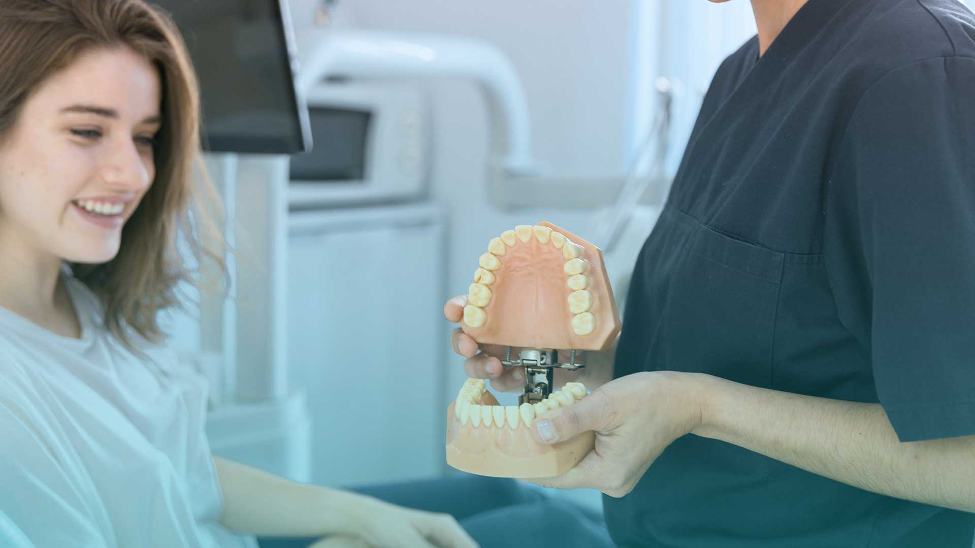Removable dental prosthesis for effective tooth replacement and improved oral function.