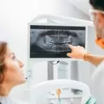 Examen inicial intraoral y extraoral 2 El primer examen oral y extraoral es el primer paso hacia la salud dental de los individuos. Durante este examen, el dentista examina la boca y la estructura de los dientes de la persona.