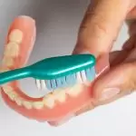 L’une des questions que l’on nous pose est de savoir comment choisir une brosse à dents, ce qui est important pour assurer une hygiène bucco-dentaire efficace.
