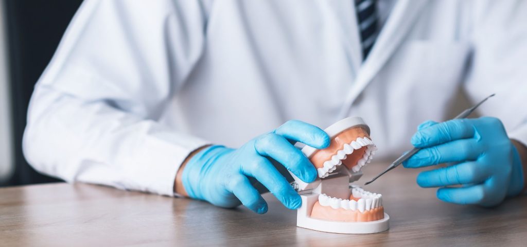 Deneyimli diş hekimlerimizle restoratif diş tedavisi hizmeti alın. Kişiye özel tedavilerle sağlıklı ve estetik bir gülüşe sahip olun.