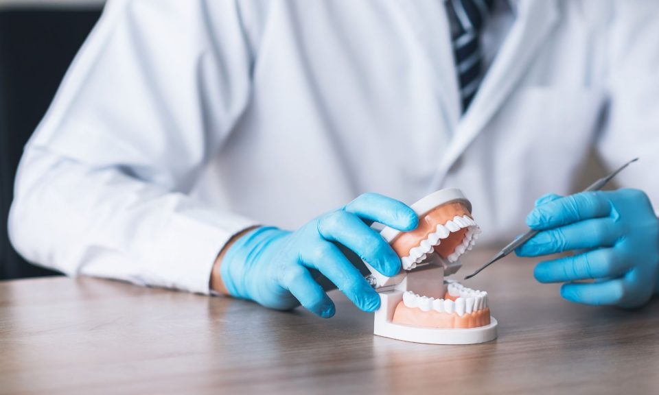 Deneyimli diş hekimlerimizle restoratif diş tedavisi hizmeti alın. Kişiye özel tedavilerle sağlıklı ve estetik bir gülüşe sahip olun.