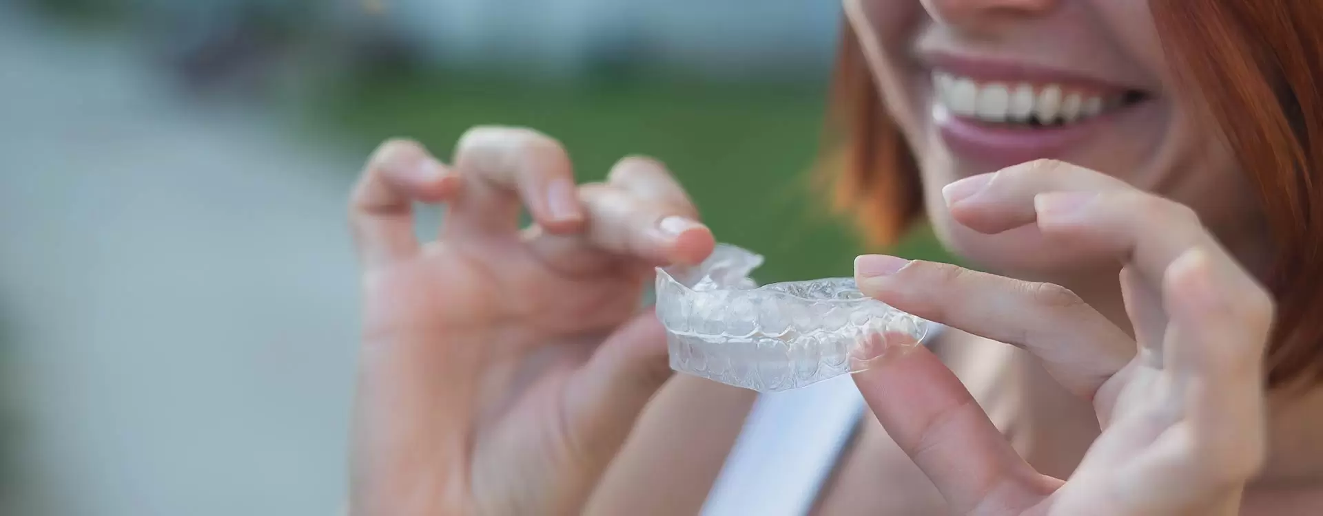 Alinee sus dientes de forma invisible con el tratamiento de placa transparente.