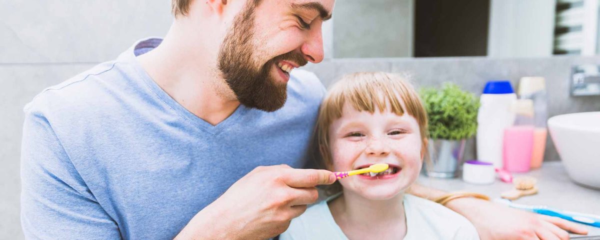 Çocuklarda diş gelişimi için ebeveyn rehberi, sağlıklı dişlerin oluşumunu destekleyen ipuçları içerir.