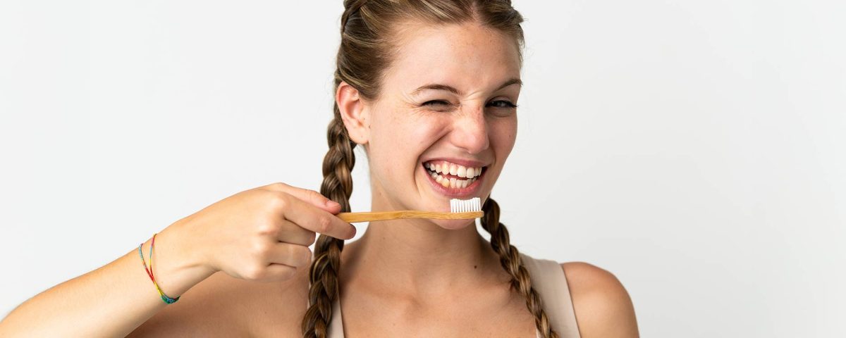 Diş fırçalamanın önemi, çürük ve hastalıkları önlemede büyüktür.