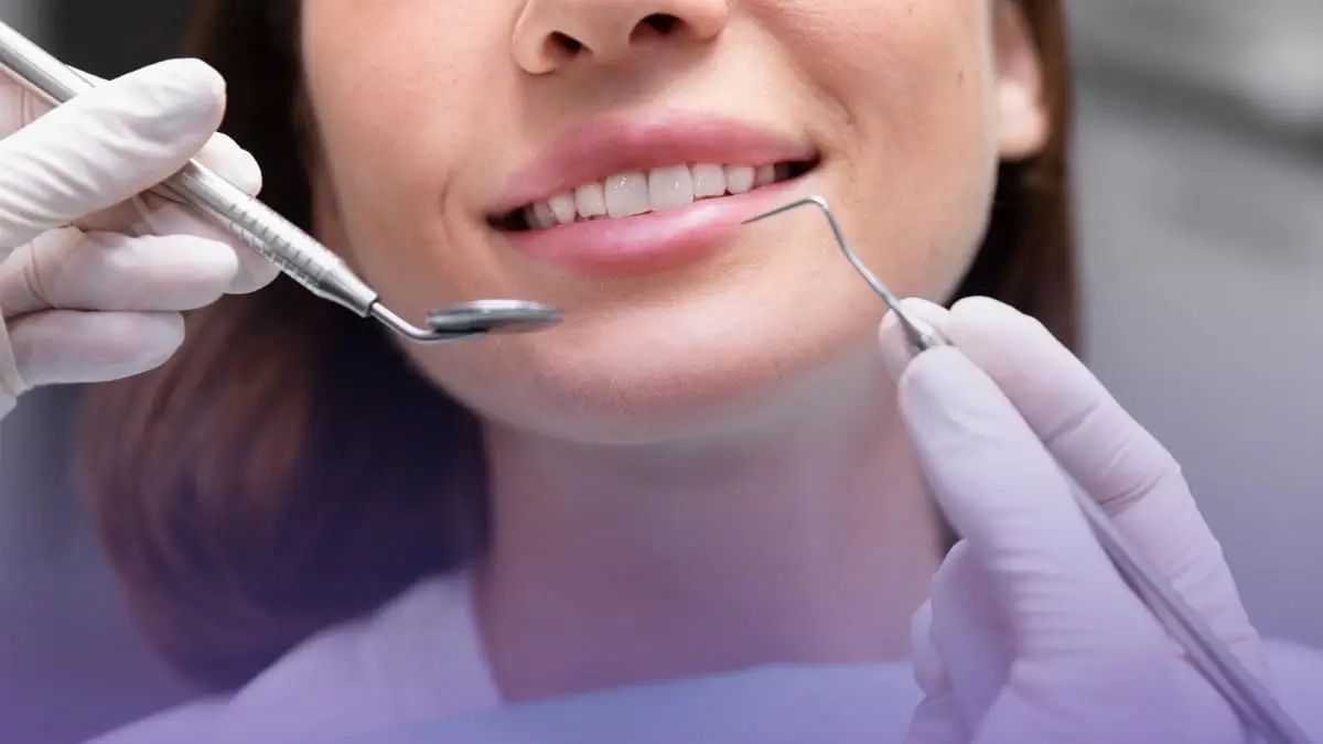 Après une gingivectomie, l'hygiène bucco-dentaire doit être prise en compte, les aliments durs doivent être évités et les recommandations du médecin doivent être suivies.