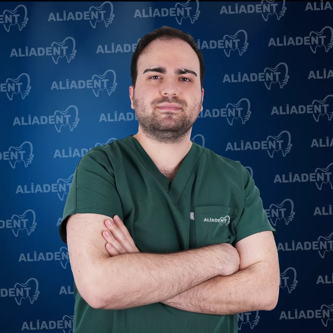 İstanbul diş kliniğinde hekim Ahmet Kiper.